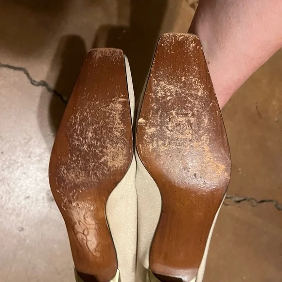 Stuart Weitzman Buttondown Taupe Crepe Flats Size 7M - Picture 4 of 4